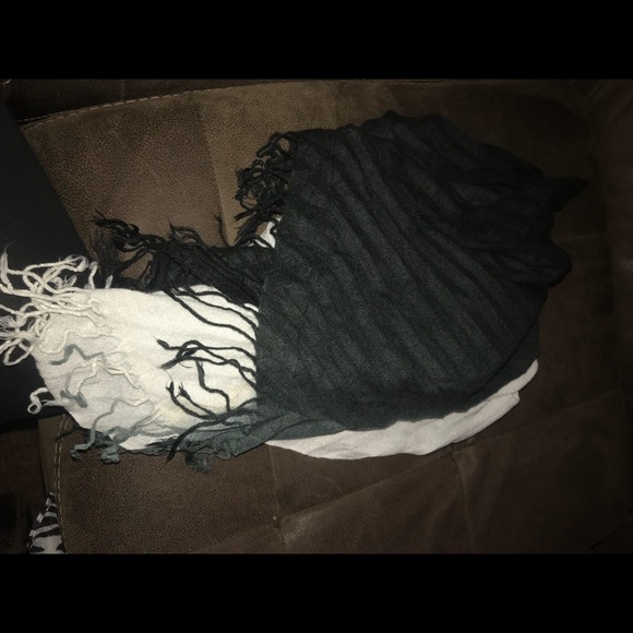 MULTIPLE SCARFS/SHAWS 😇😇 - Picture 3 of 5